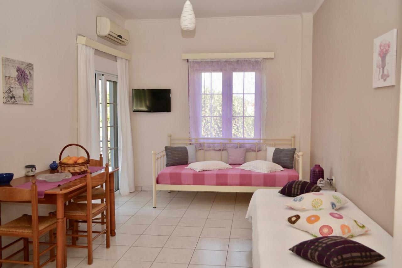 Troumpas Family Rooms & Apartments Leonídion Eksteriør billede