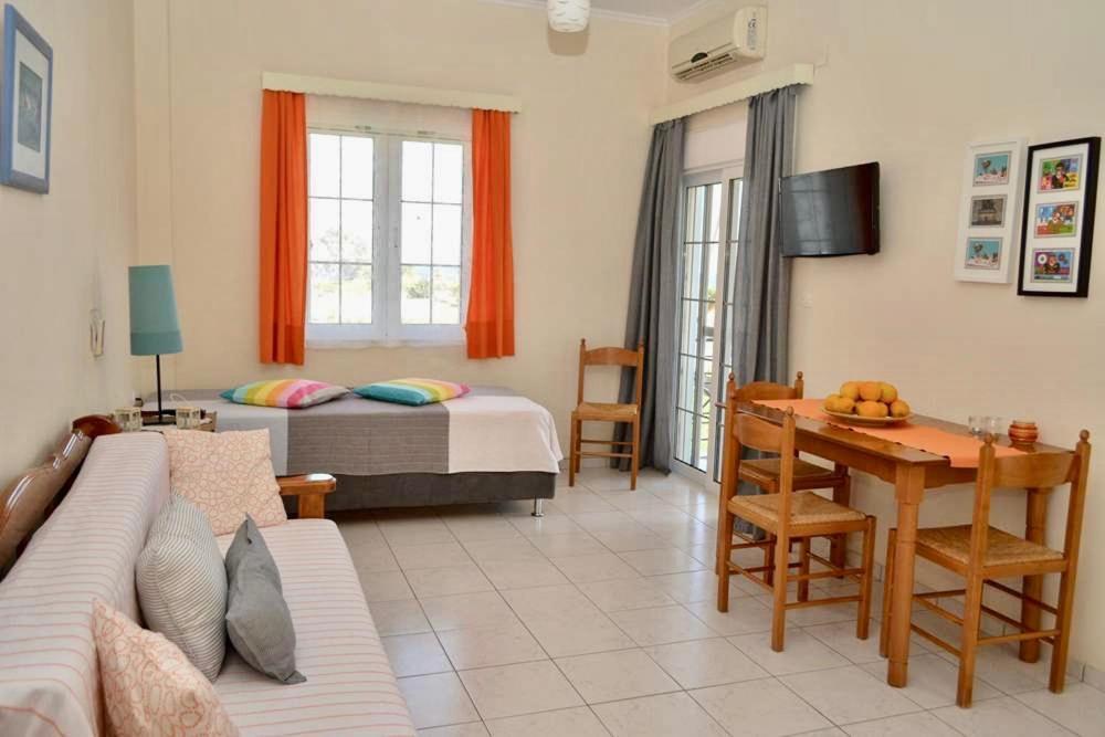 Troumpas Family Rooms & Apartments Leonídion Eksteriør billede