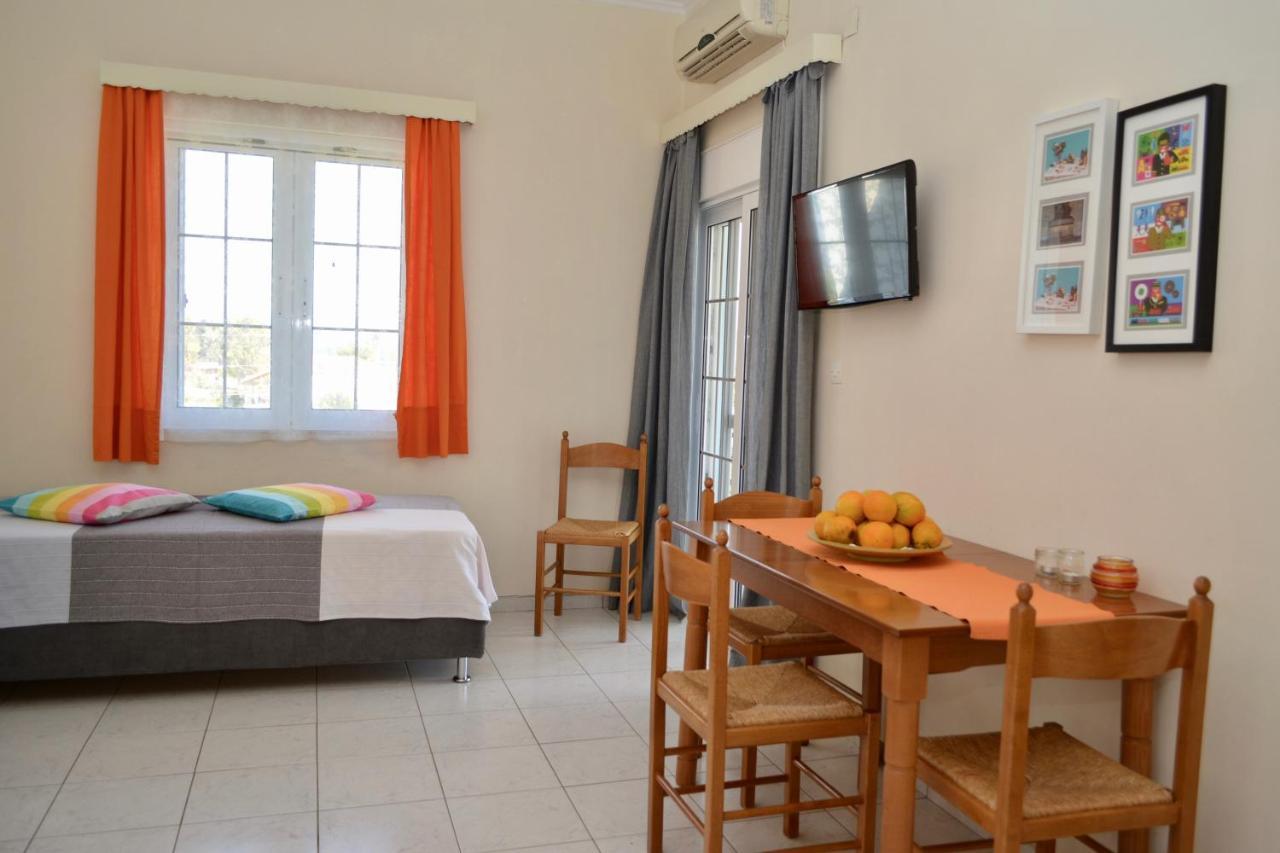 Troumpas Family Rooms & Apartments Leonídion Eksteriør billede